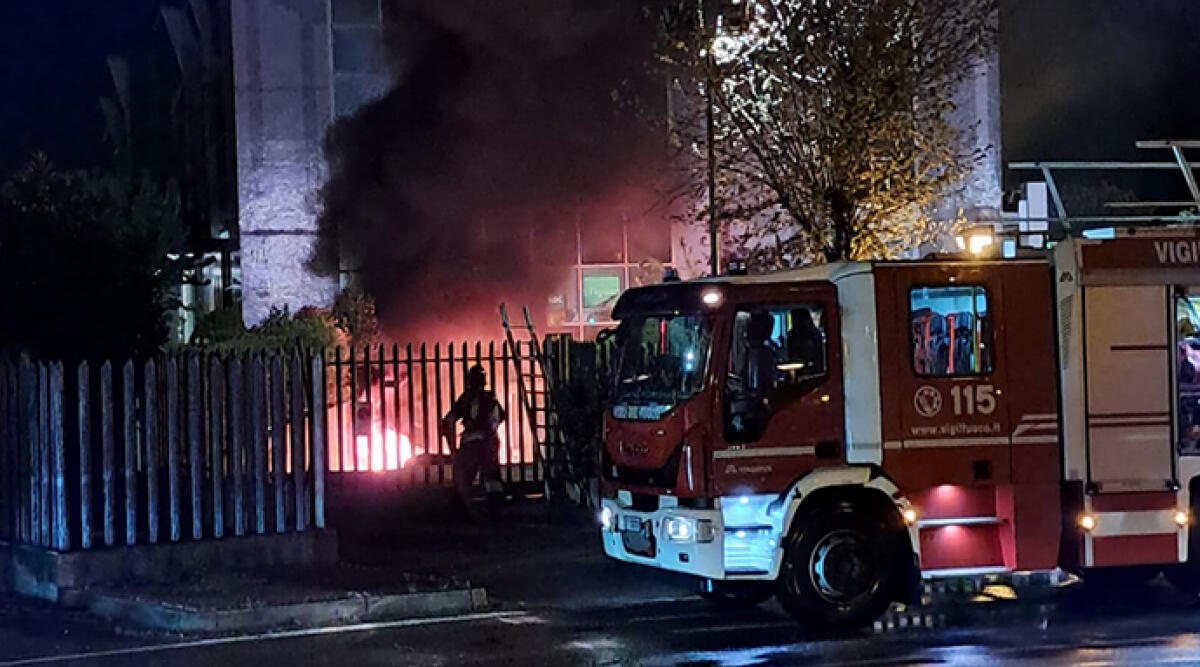 Incendio nella concessionaria, bruciano due auto usate nella notte - Archivio