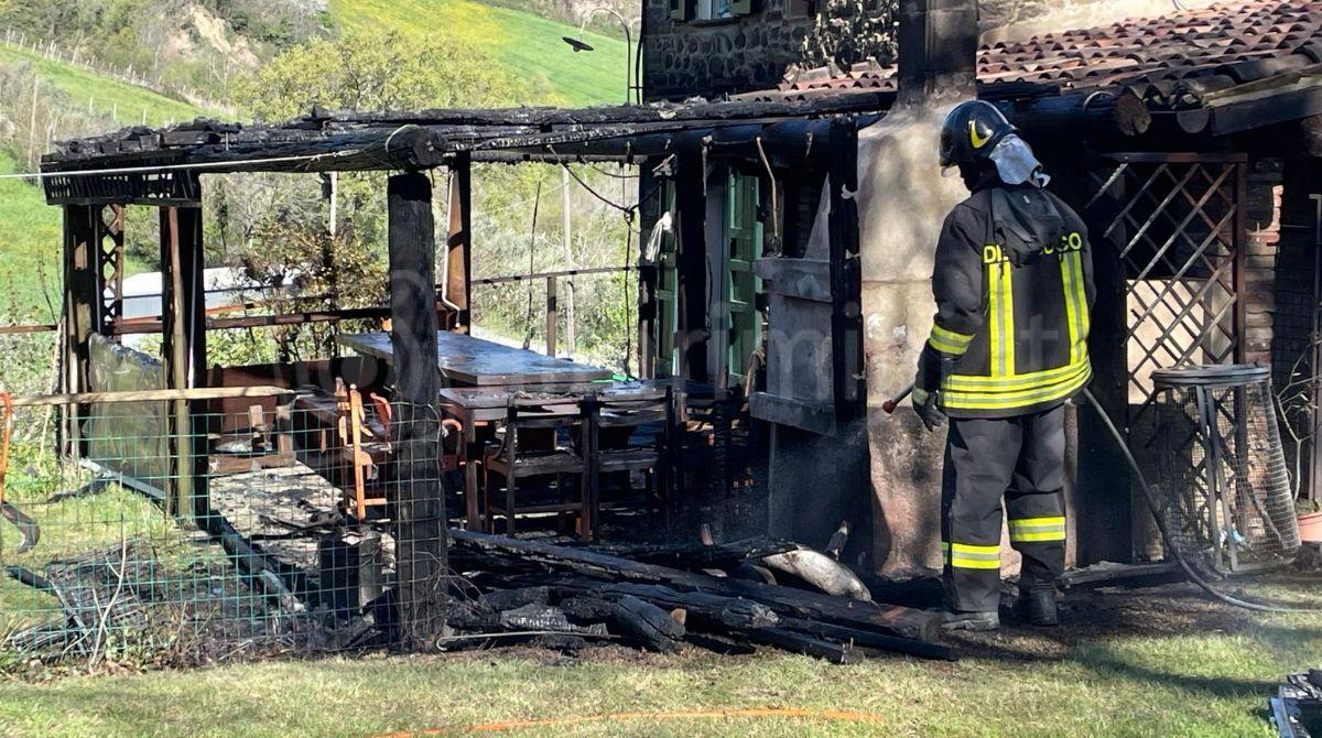 Incendio a Uffogliano di Novafeltria: a fuoco la veranda di un casale - La veranda andata a fuoco