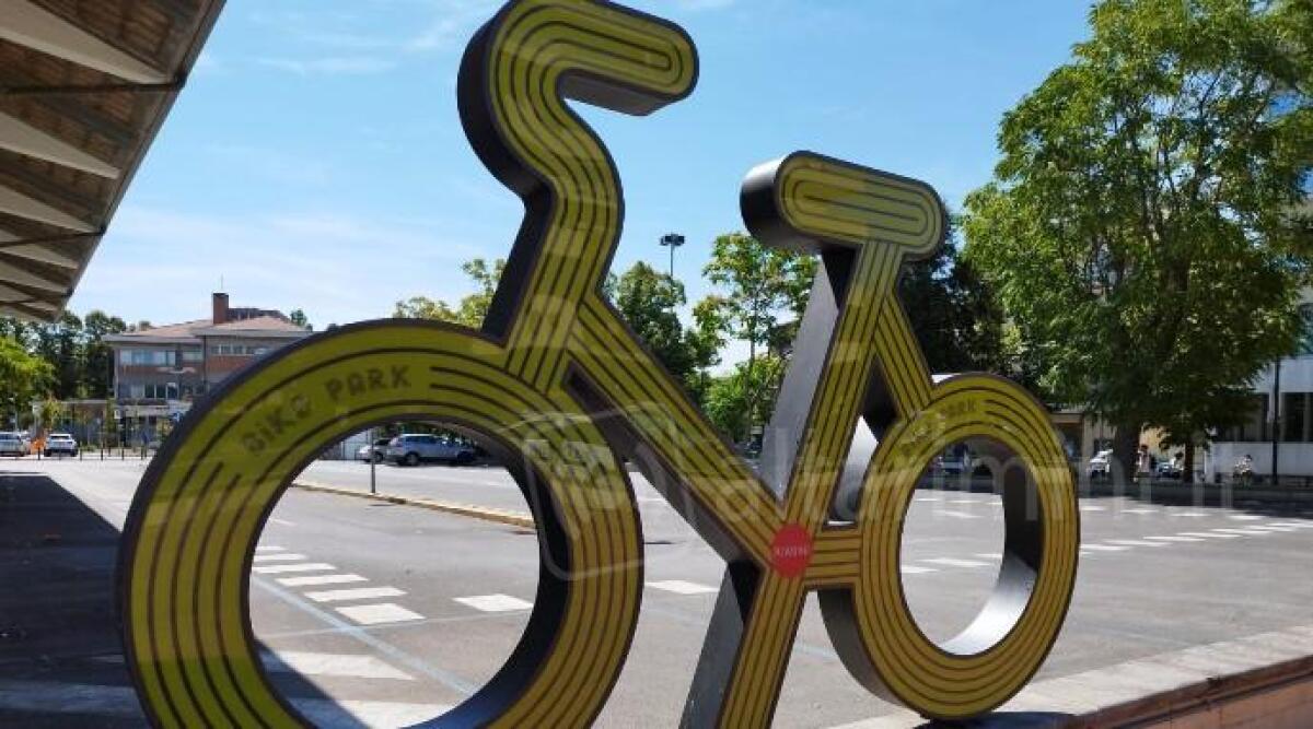 Parcheggi selvaggi anche per le bici: trenta quelle rimosse da piazzale Cesare Battisti - 