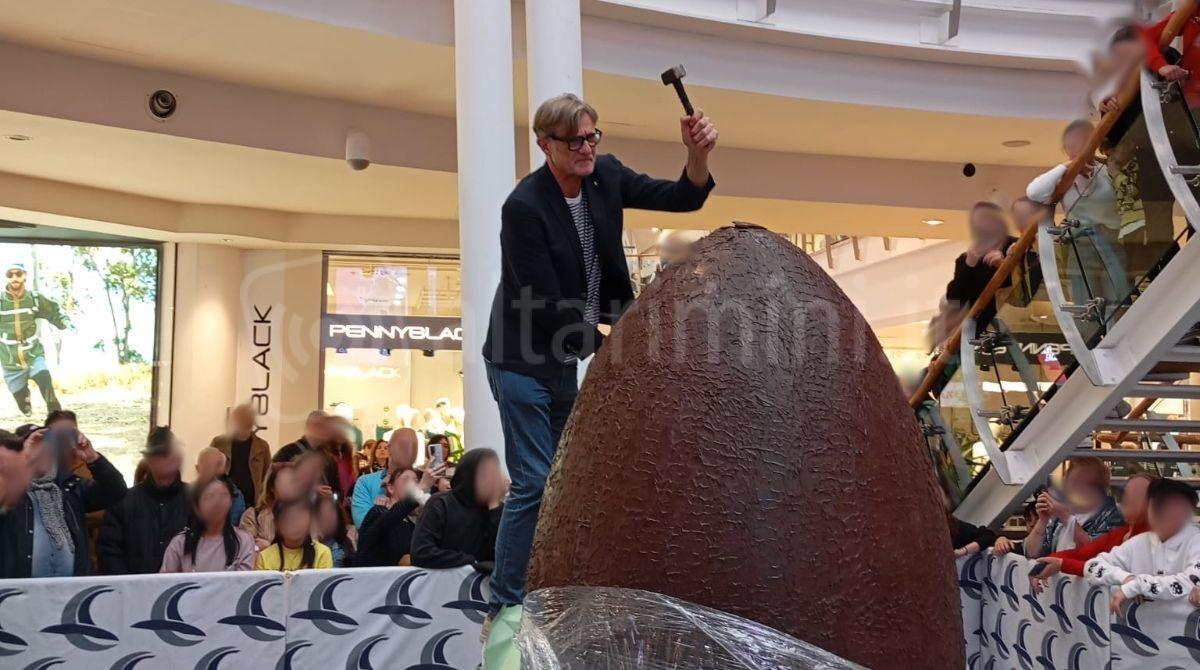 Pasquetta alle Befane: aperto il maxi uovo di cioccolato - Il direttore Massimo Bobbo apre il maxi uovo