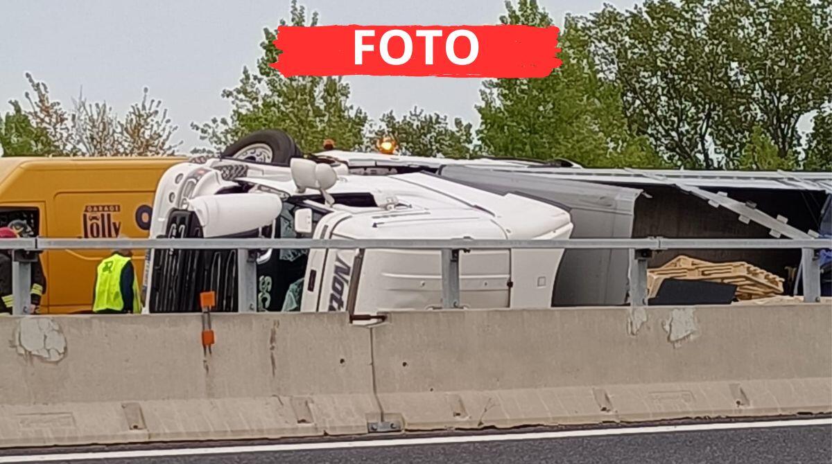 Camion si ribalta sull'A-14: carico di bottiglie di vetro in frantumi crea caos stradale - Le immagini dell'incidente avvenuto sull'A14