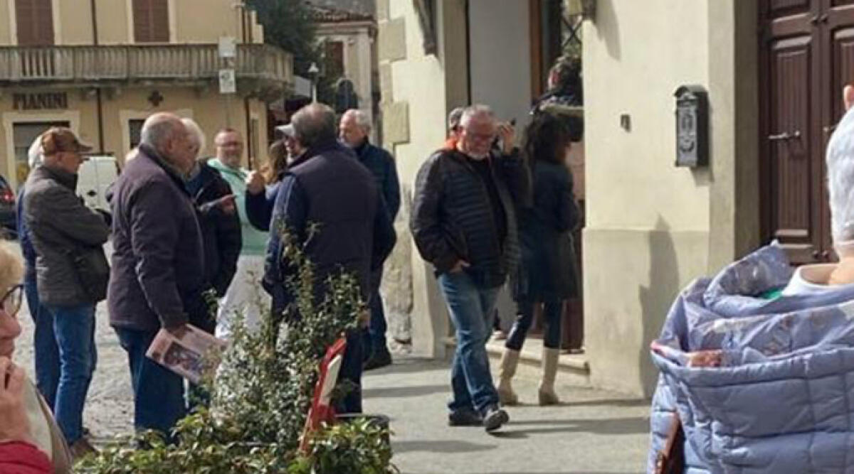 Grande risposta alla serata dedicata a Sergio, ultimi posti disponibili - La fila in piazza a Novafeltria per acquistare i biglietti
