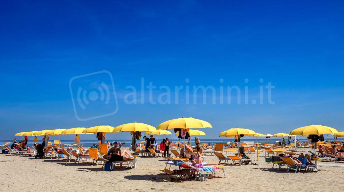 Sotto il sole di Riccione è già estate: weekend ricco di turisti e visitatori - La spiaggia di Riccione - ph Casalboni