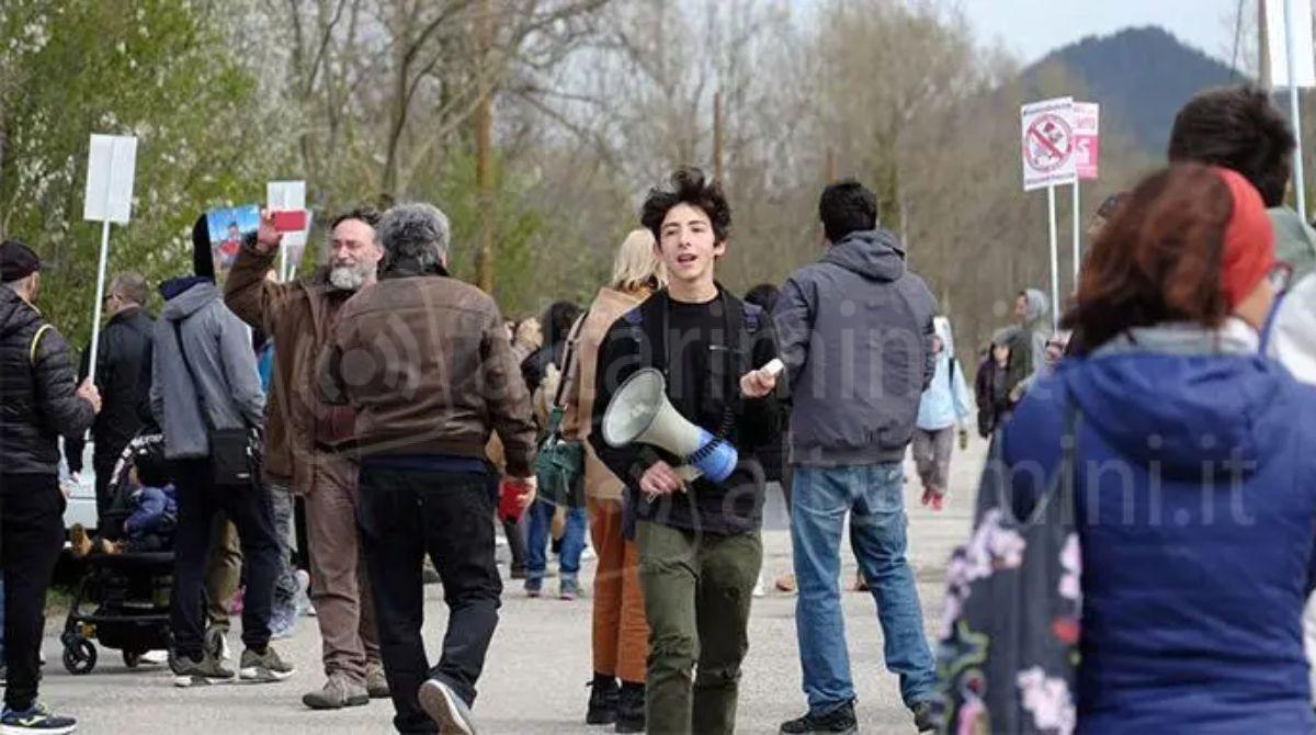 Dalla Cavallara al Municipio di Maiolo: "Marcia per l'Alta Valmarecchia" contro l'allevamento Fileni - I partecipanti ad una precedente manifestazione alla Cavallara