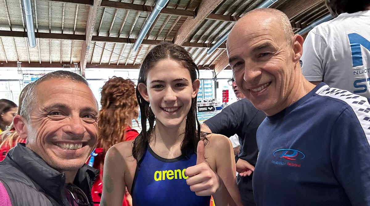 Nuoto, prima esperienza in nazionale per la baby riccionese Gaia Bilancioni - Il presidente di Polisportiva Riccione Michele Nitti con Gaia Bilancioni e Massimiliano Benedetti.