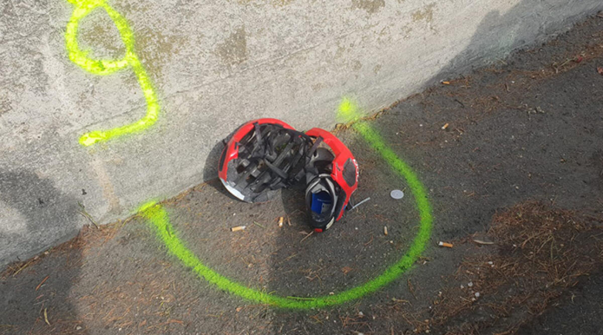 Il ciclista Stefano Michi è morto, investito da un pirata della strada - Il casco distrutto del ciclista