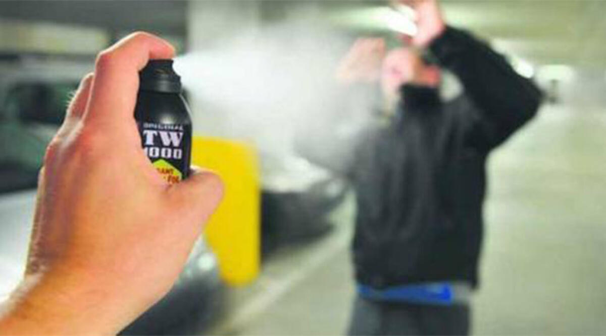Spruzza spray al peperoncino contro l'ex della compagna, che cerca di inseguirli fuori dal ristorante - Repertorio