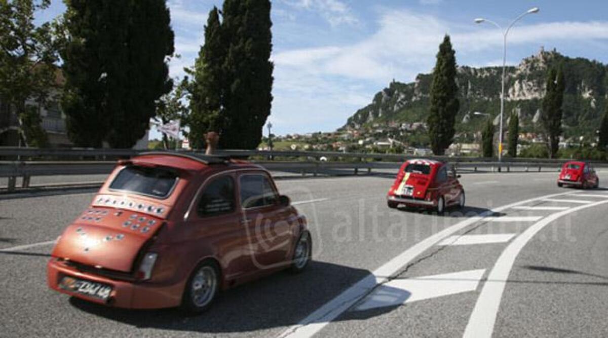 In festa con le Fiat 500: la sfilata trasforma Riccione in un museo dell'auto a cielo aperto - Fiat 500