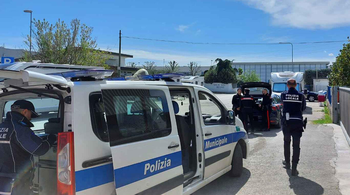 Carovana di nomadi in zona artigianale a Santa Giustina, forze dell'ordine sul posto per lo sgombero - 