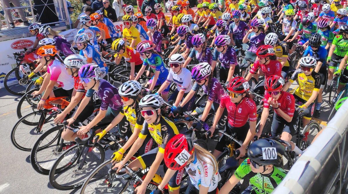 Ciclismo giovanile: in mille a Riccione tra atleti e famiglie al seguito - La partenza della gara