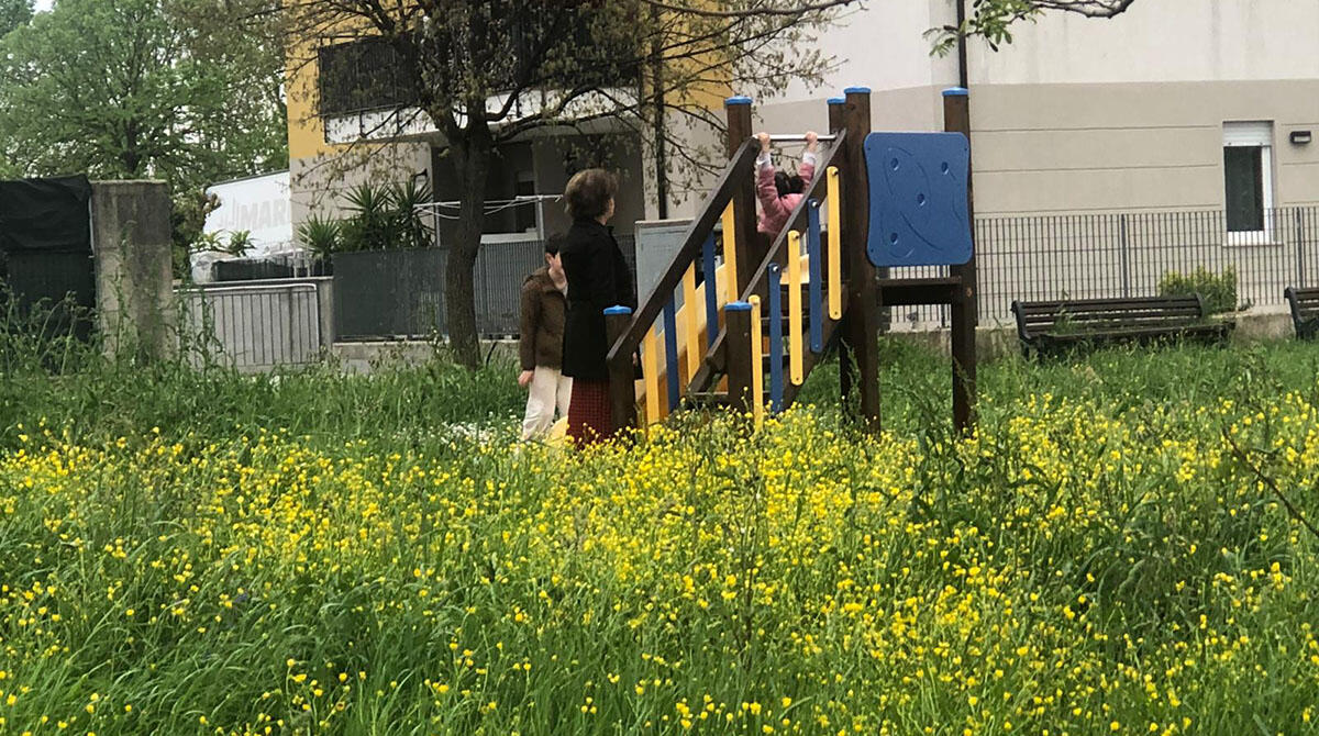 Parco giochi per bambini sommerso dall'erba. La segnalazione di un residente - Le foto scattate da un residente della zona