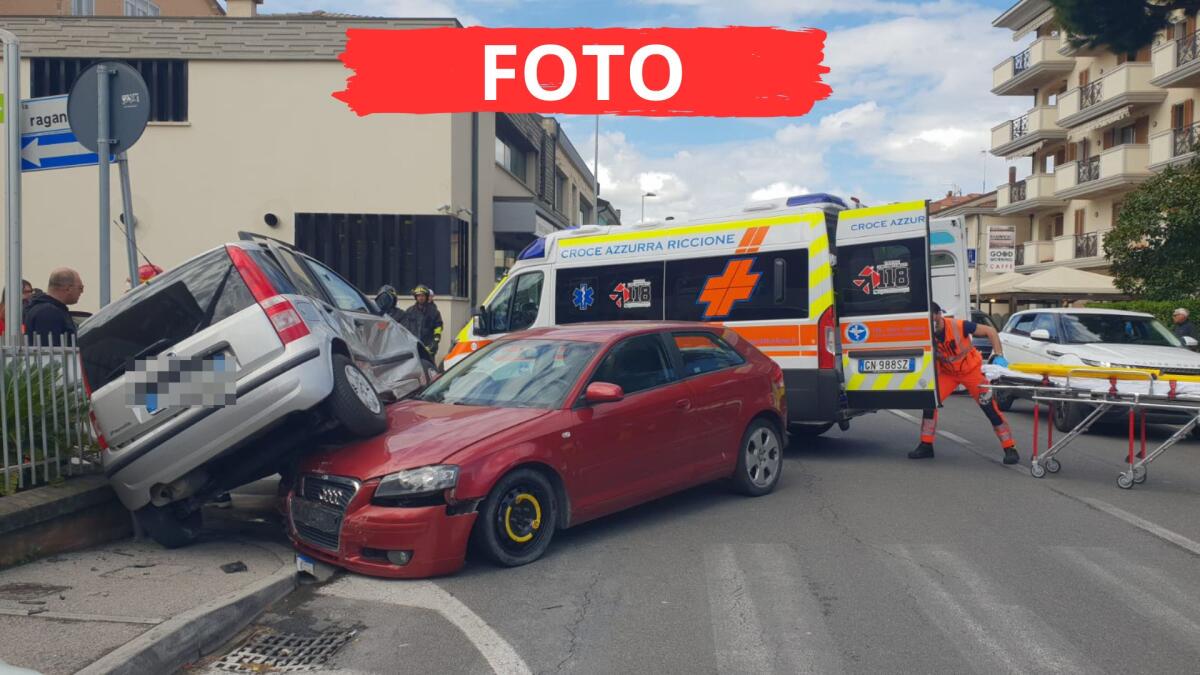 Incidente in via Marecchiese, auto monta sopra un'altra - Il luogo dell'incidente