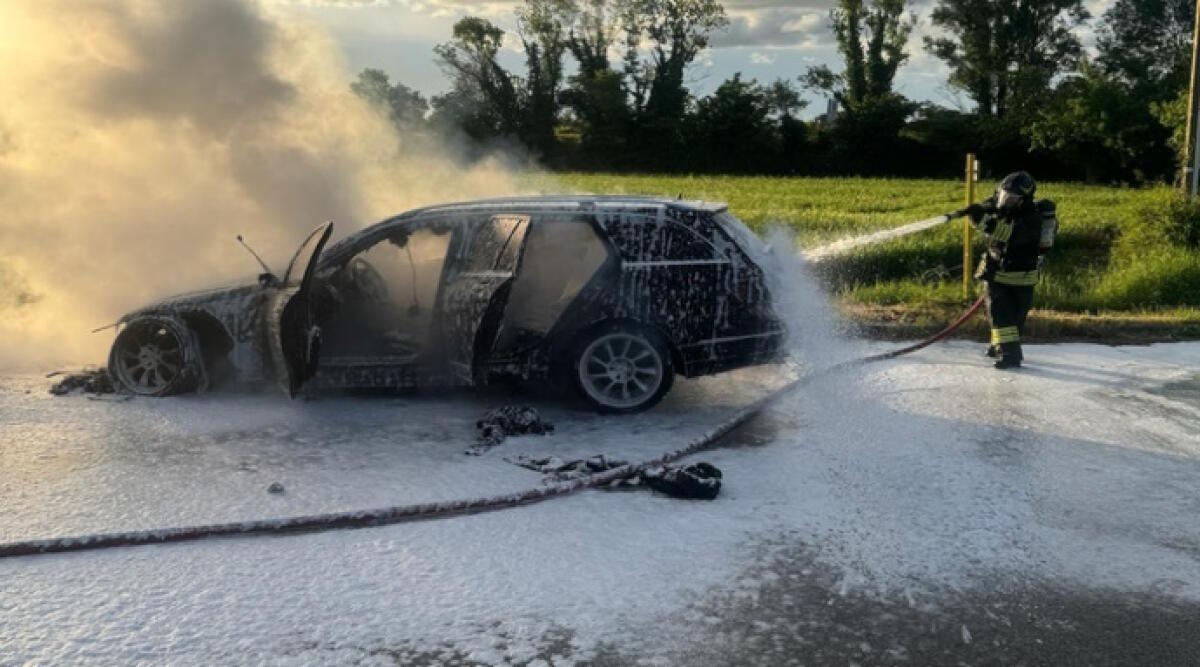 Auto in fiamme a San Giovanni in Marignano: conducente illeso - Le fasi di spegimento