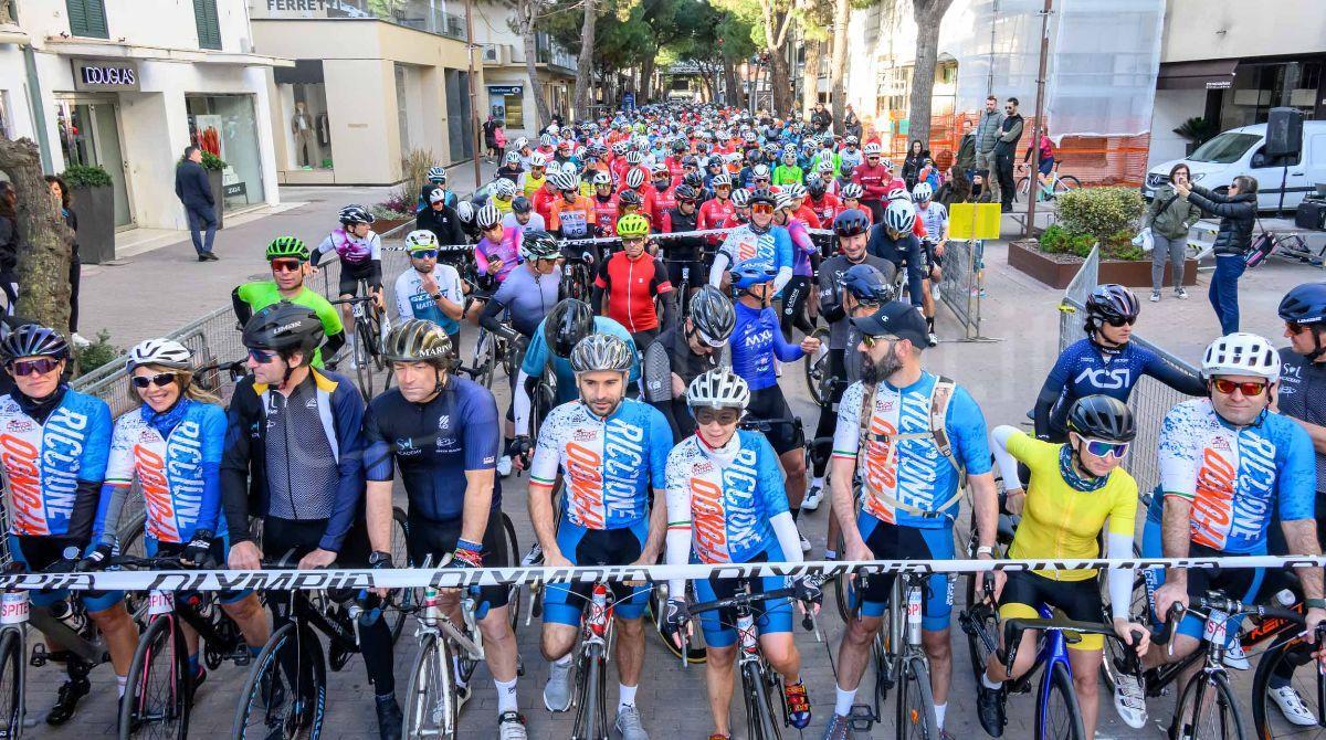 Successo anche di pubblico per la Gran Fondo di Riccione: alto afflusso di persone - Partenza Gran Fondo - ph Casalboni