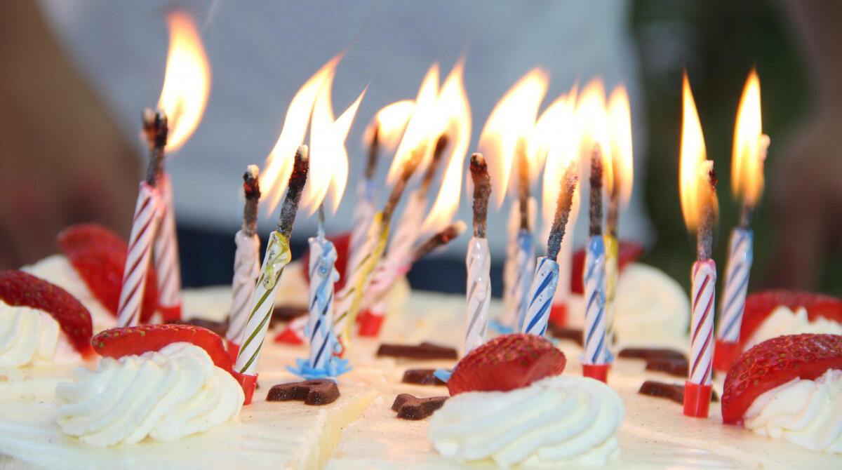L'ex compagno si fidanza con donna più giovane: 50enne accusata di stalking, alla "rivale" ha tirato torta in faccia - 