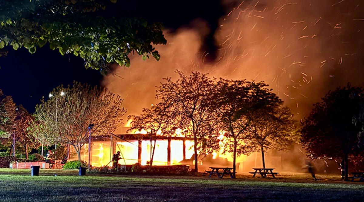 Incendio devasta il ristorante Kiosko Vincanto a Villa Verucchio - Il locale distrutto dalle fiamme
