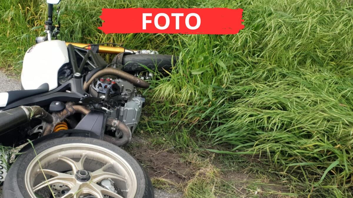 Violento incidente a Riccione: moto e auto si scontrano lungo via Tortona - La moto a terra dopo l'incidente