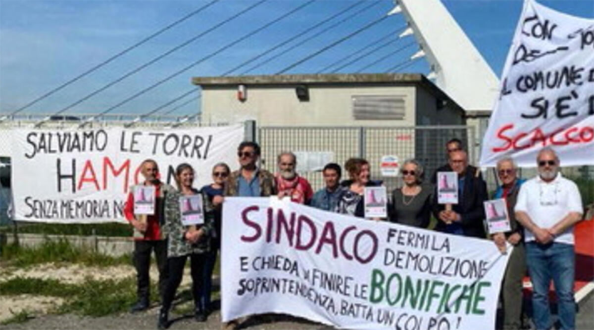 Ravenna: battaglia per salvare le iconiche Torri Hamon - La manifestazione al ponte mobile