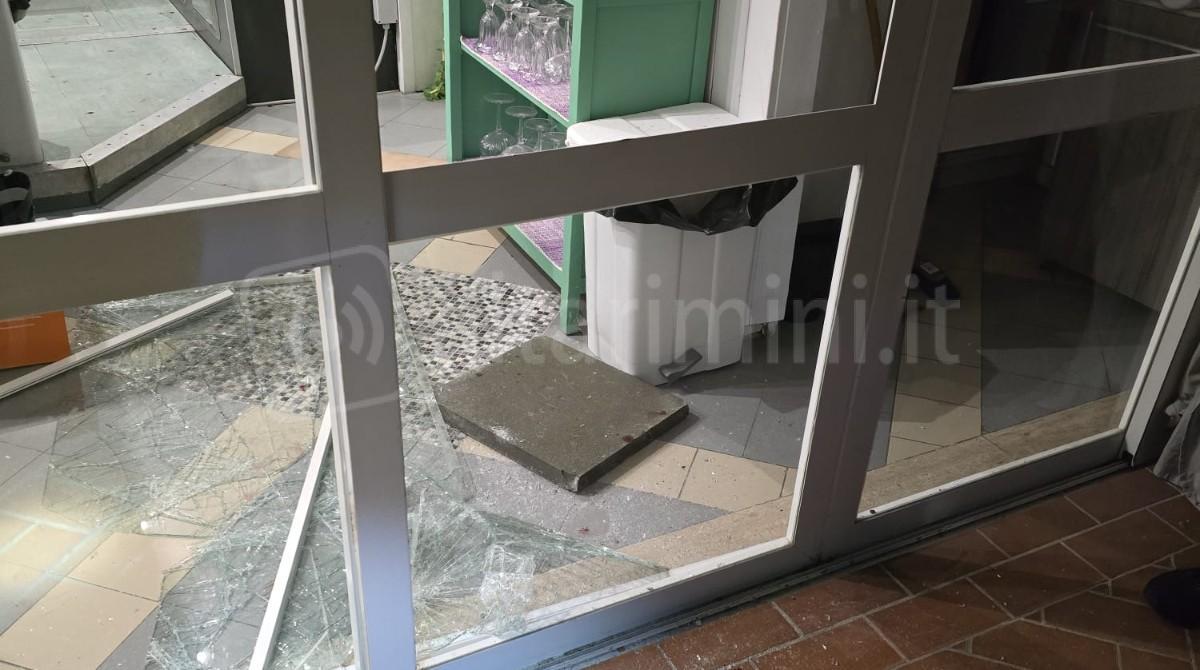 Spacca la vetrata del ristorante con un mattone e porta via alcool e fondo cassa - La vetrata spaccata del ristorante