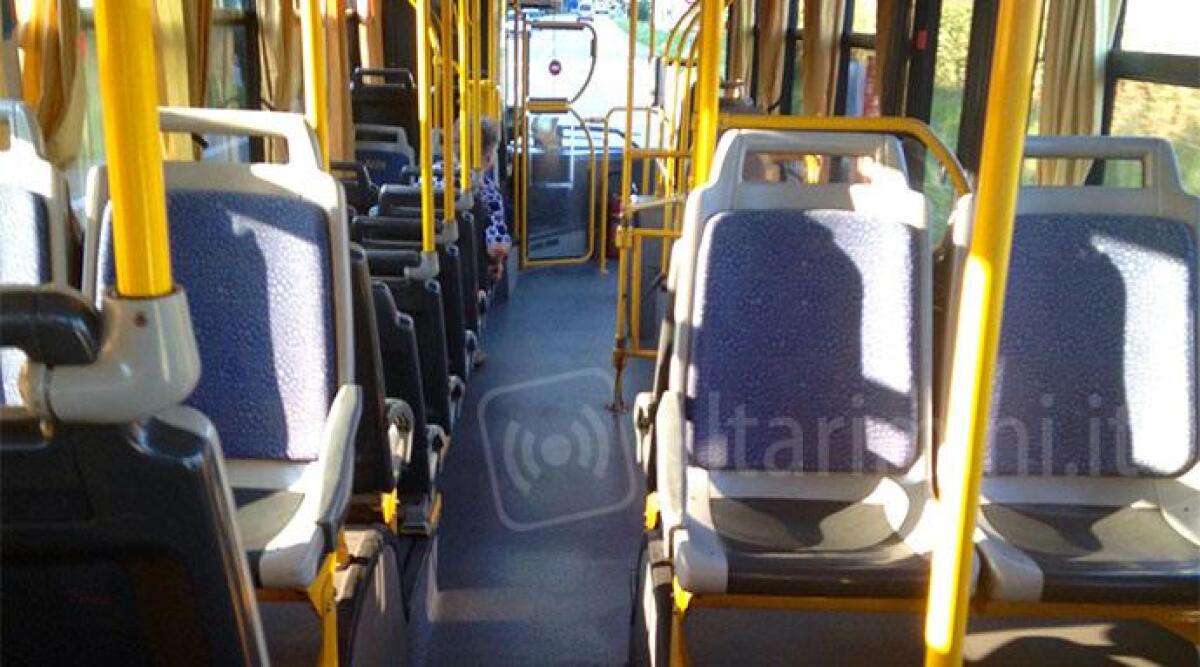 Tocca seno e glutei, condannato per molestie su autobus - Interno di un autobus