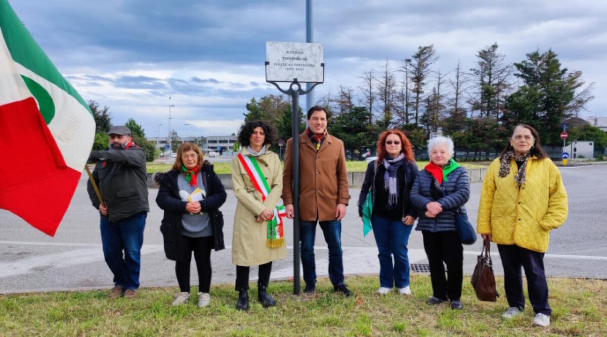 Intitolata a Tina Anselmi, politica e partigiana, rotonda nella zona artigianale di Viserba monte  - La rotonda intitolata la Tina Anselmi