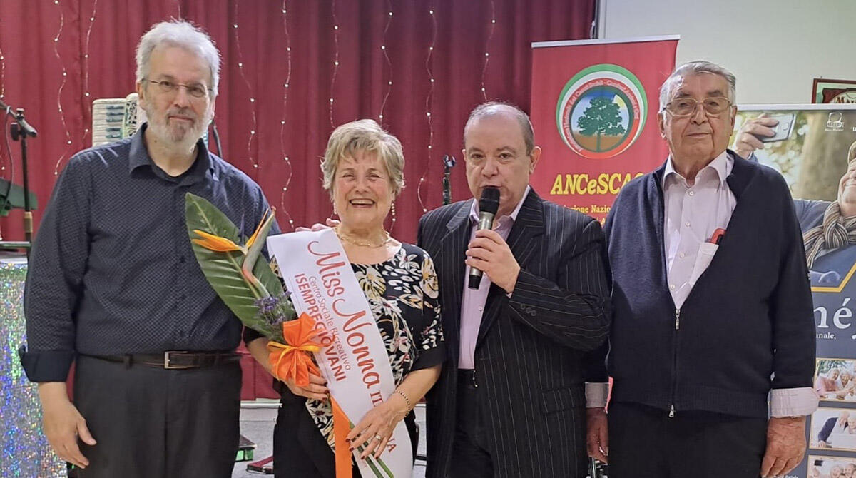 La corianese Angela Magnanelli supera la selezione, parteciperà a Miss Nonna 2024 - Angela Magnanelli premiata dal patron Paolo Teti