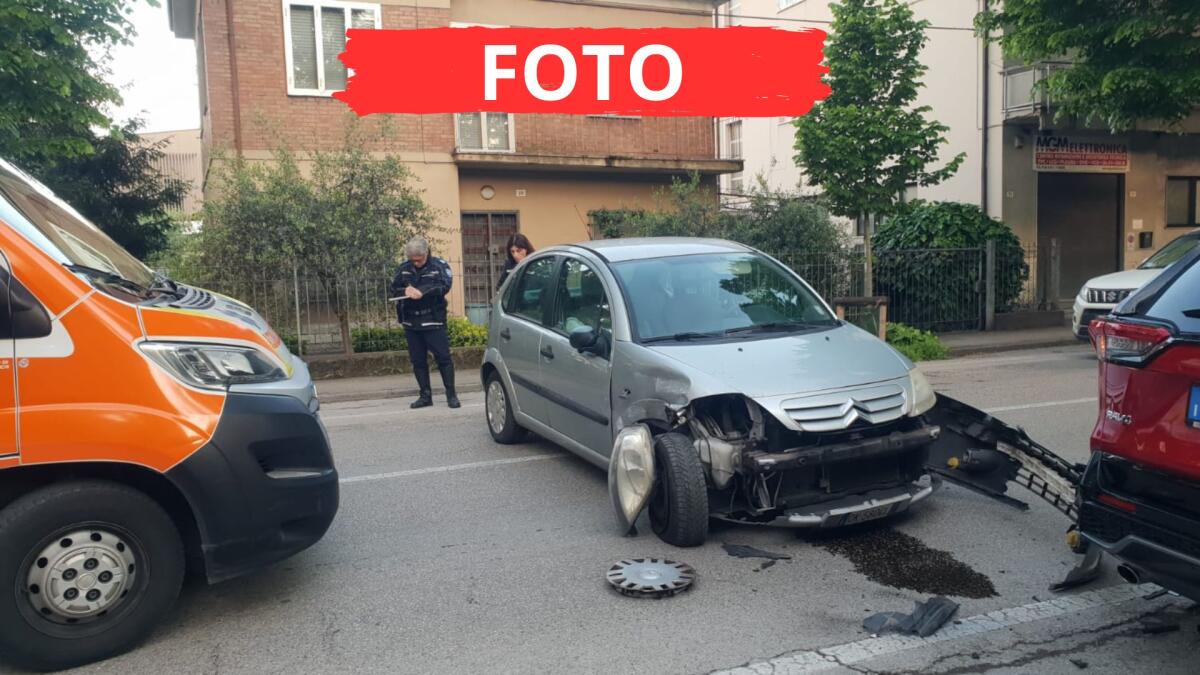 Perde il controllo dell’auto e si schianta contro le auto in sosta. Chiusa via della Fiera - Il luogo dell'incidente