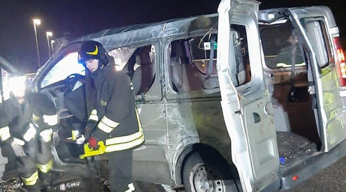 Incidente con un pulmino in A13, cinque feriti - Foto Ansa