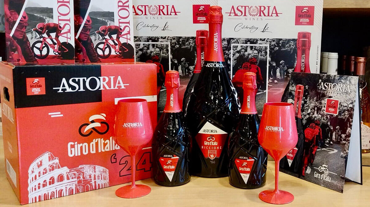 A Riccione si festeggia il Giro d'Italia con la maxi bottiglia speciale di cuvée brut - L'esclusiva bottiglia griffata per il Giro d'Italia