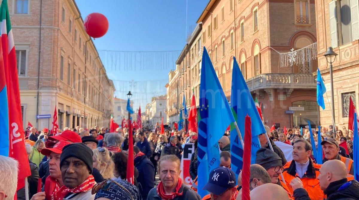 Morti sul lavoro, sciopero generale: presidio anche a Rimini davanti alla Prefettura - 
