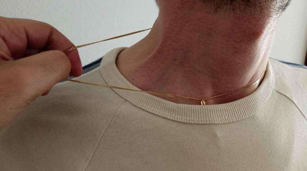 Sale in auto e fa avances al giovane guidatore per strappargli la catenina: arrestata - Repertorio