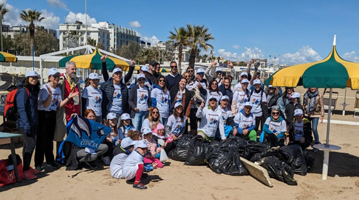 In spiaggia per raccogliere rifiuti: la bella iniziativa a Rimini unisce bambini e adulti - 