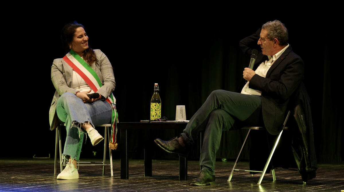 Santarcangelo, termina il mandato di Alice Parma. Tanta partecipazione per i saluti della sindaca uscente - La sindaca Alice Parma con il giornalista Gigi Riva