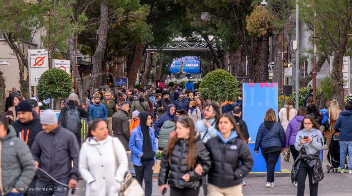 Folla a Riccione per il 25 aprile tra concerti, celebrazioni e mostre - Gente in viale Ceccarini - ph Casalboni