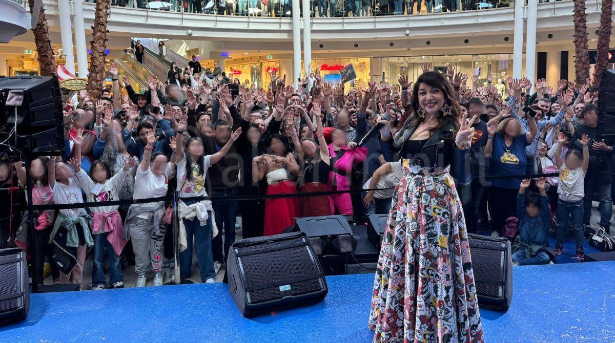 Tutti cantano con Cristina D'Avena, successo per l'incontro alle Befane di Rimini - 