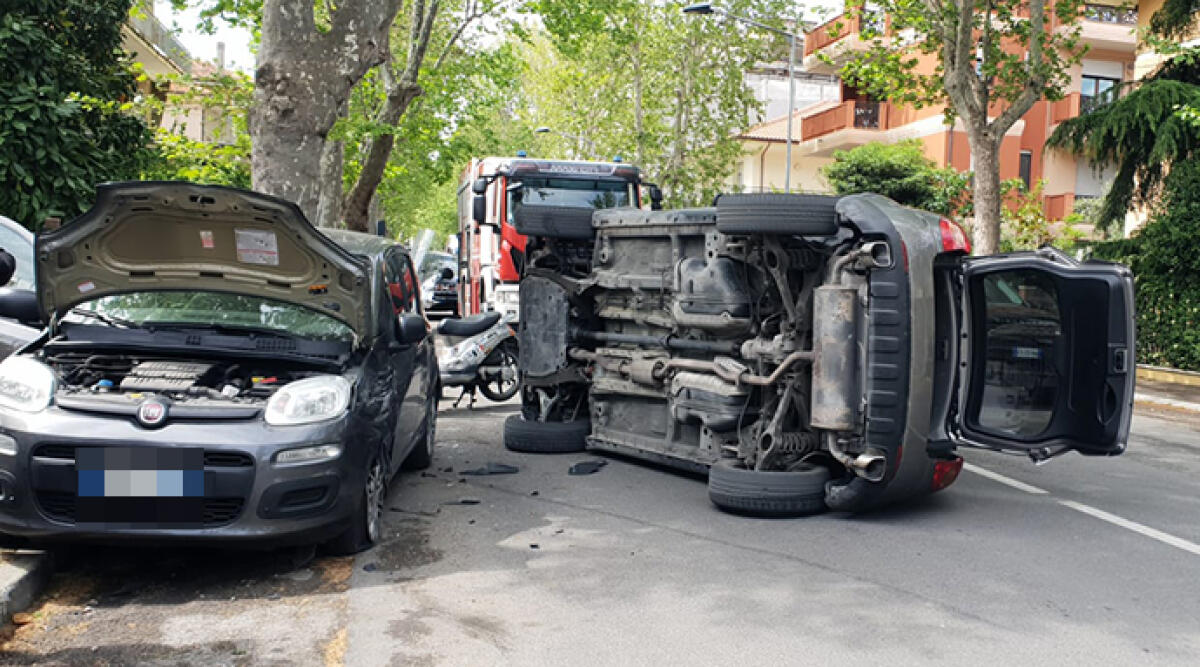 Finisce contro auto parcheggiata e poi si ribalta, probabile malore - Il luogo dell'incidente