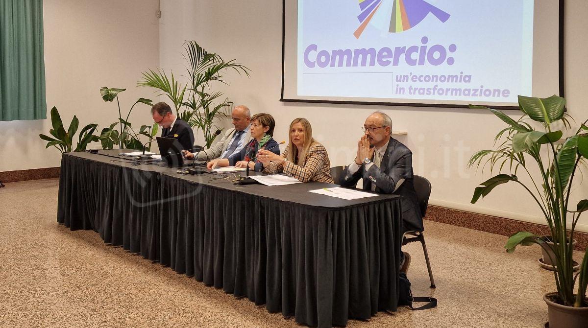 Anche gli esperti scendono in campo per rilanciare il commercio di Riccione. E ci sarà un tavolo permanente - 