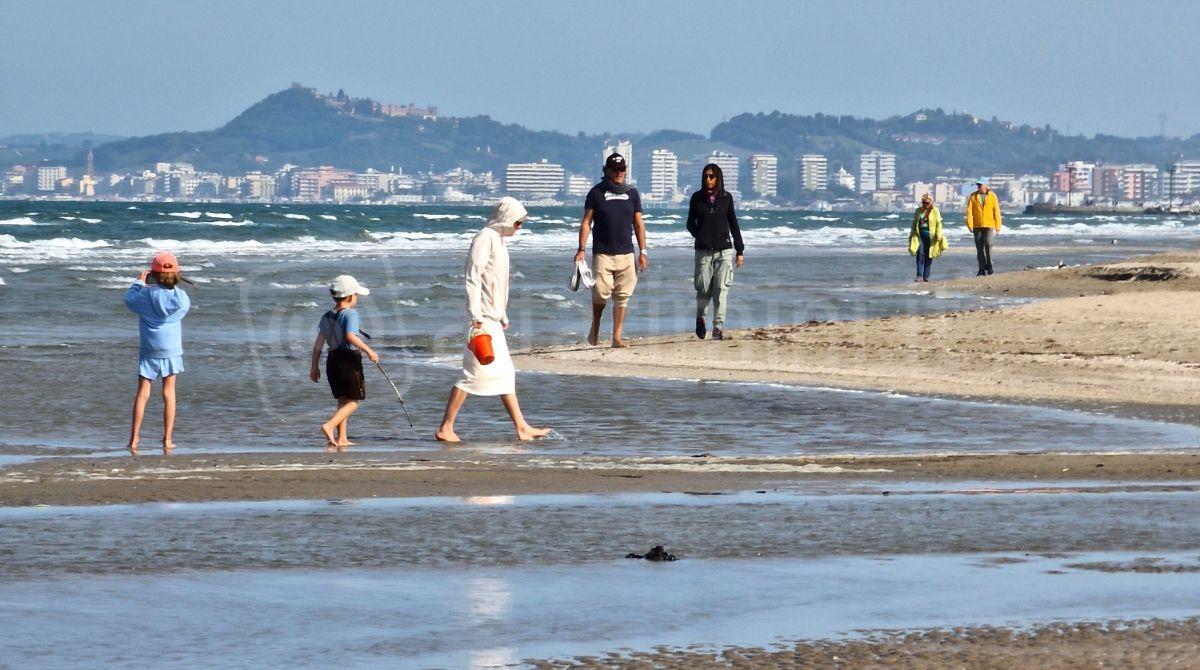 Tra meteo "clemente" e passeggiate in spiaggia, in tanti a Riccione nel weekend -