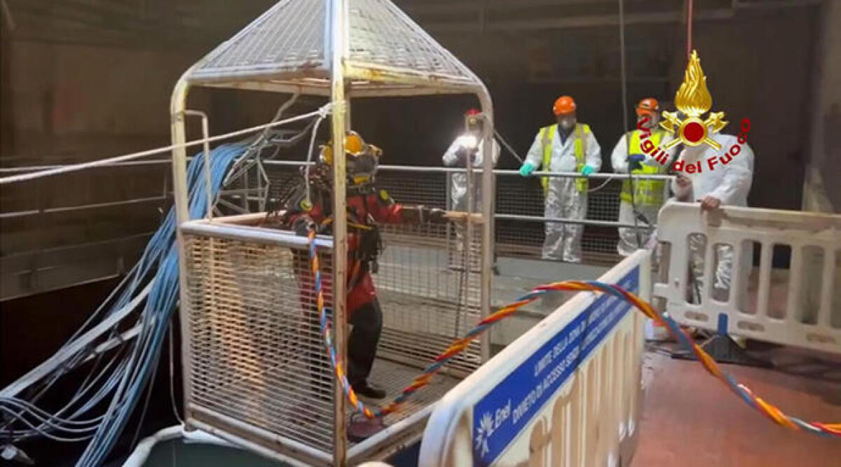 La strage di Suviana, recuperato il corpo dell'ultimo disperso - Un momento del lavoro dei sommozzatori dei vigili del fuoco alla  centrale idroelettrica di Bargi (Bologna) sul bacino di Suviana