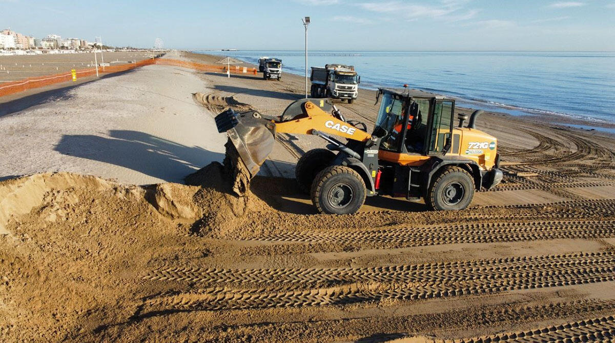 Le spiagge riminesi si preparano al ponte del 25 aprile e 1 maggio: ruspe in azione - Lavori in corso sul litorale riminese