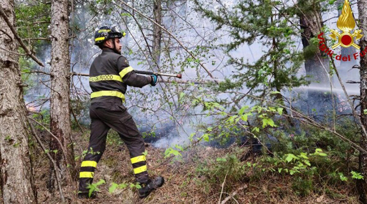 Vasto incendio sull'Appennino forlivese domato dopo ore - 