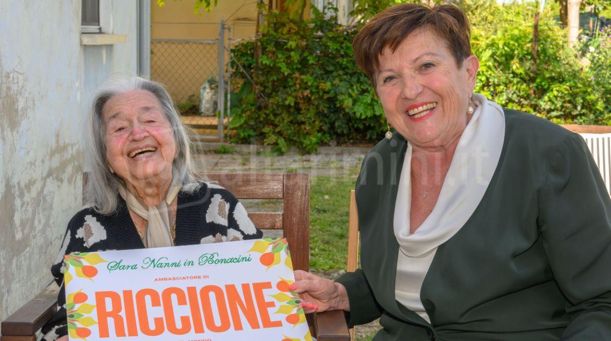 Da sempre in vacanza a Riccione, nonna Sara festeggia i 100 anni nella Perla Verde - Sara Nanni e Marina Zoffoli