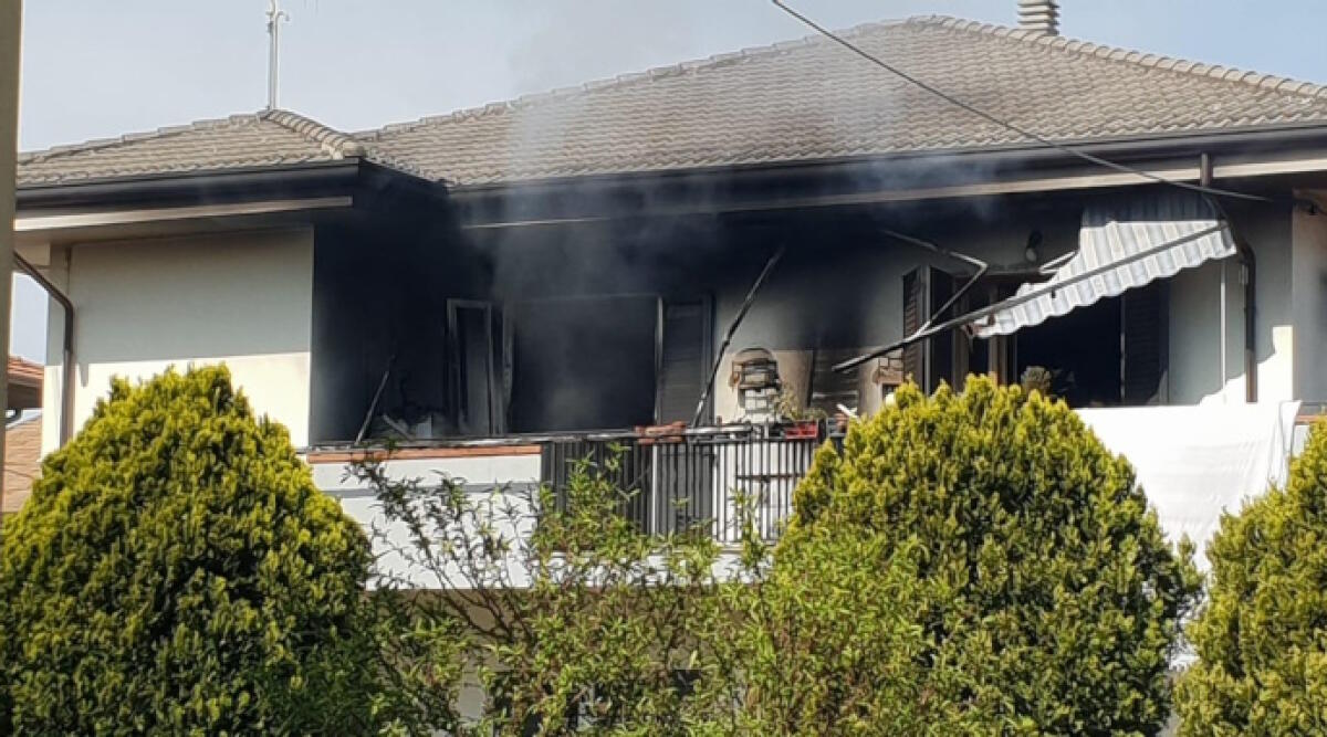 Prende fuoco una tenda, casa in fiamme a Santarcangelo - Lo stabile in fiamme