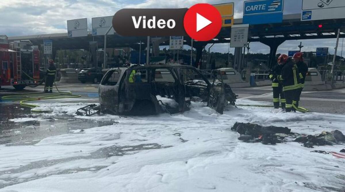 Ancora un'auto a fuoco: paura al casello dell’A14 di Rimini - L'auto distrutta dalle fiamme