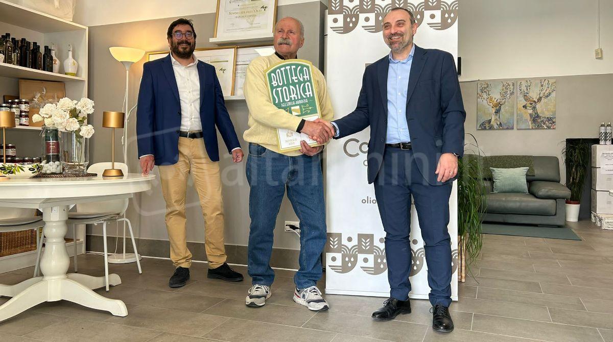 Dall'olio consegnato con la Moto Guzzi alle produzioni biologiche. Oleificio Corazza è Bottega Storica -