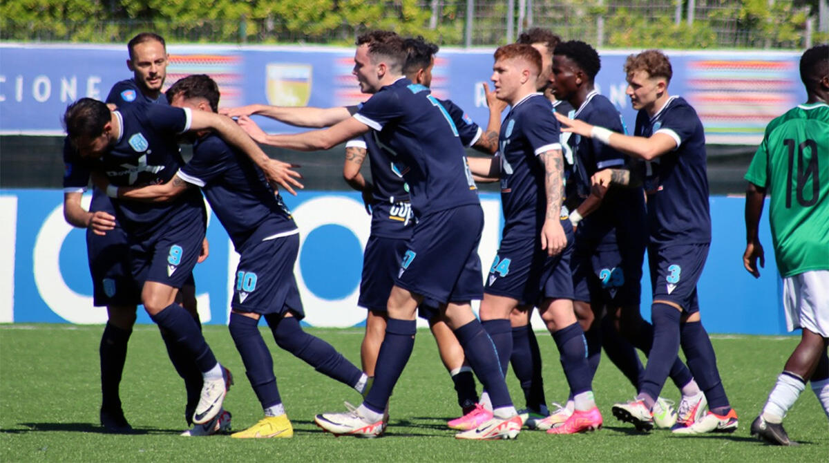 Uno-due decisivo: United Riccione torna alla vittoria. Matese ko (2-0) - I giocatori dello United Riccione esultano