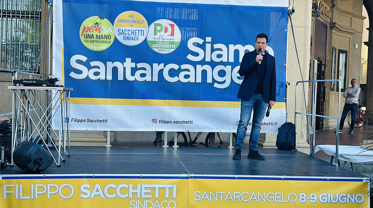 Il Pd, obiettivo conferma a Santarcangelo: Sacchetti in piazza svela il suo programma - Filippo Sacchetti sul palco
