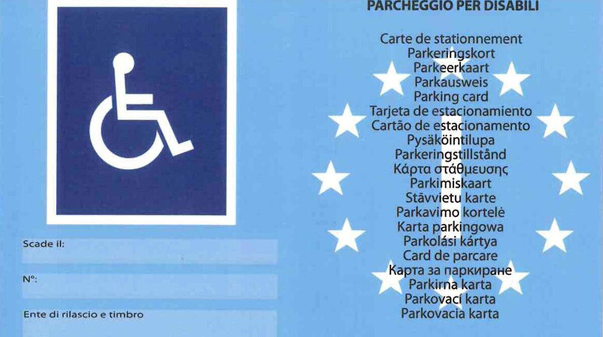 Persone con disabilità decedute, ma i parenti sfruttano ancora il loro permesso di sosta - Permesso di parcheggio per disabili (foto Ansa)