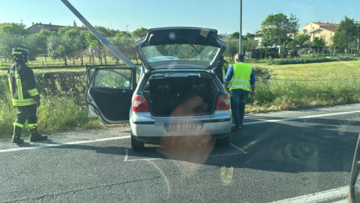 Perde il controllo dell’auto e si schianta contro un palo della luce a Corpolò - L'auto incidentata sulla Circonvallazione