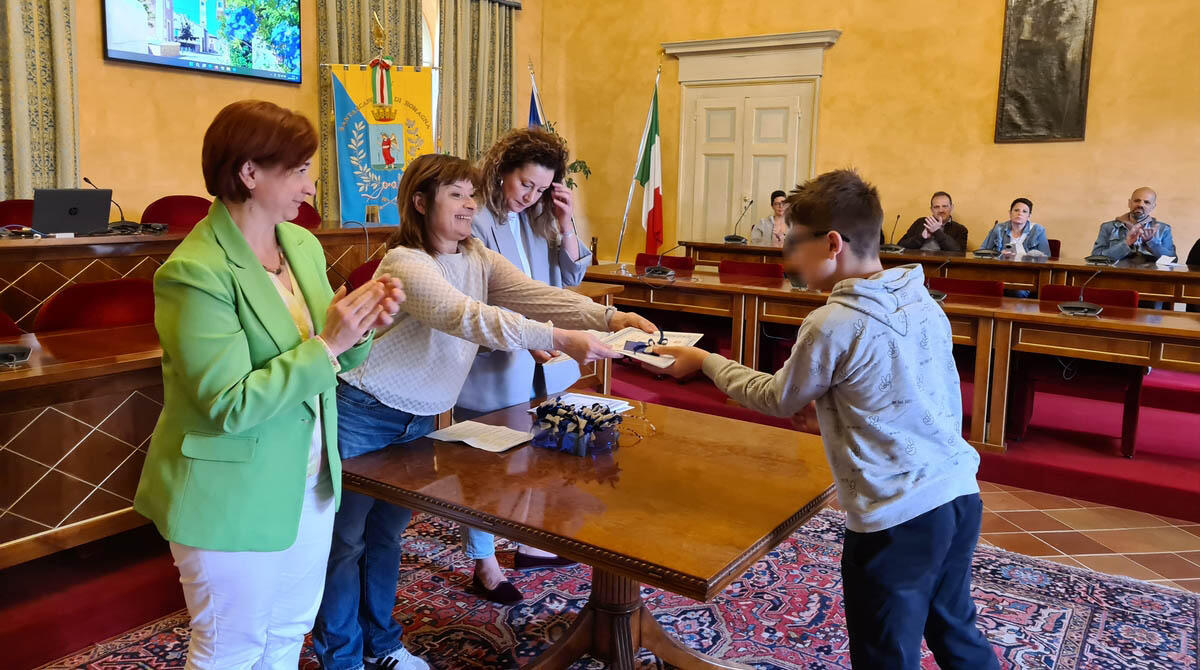 Premiati per l'impegno sociale: alunni delle medie hanno fatto da tutor ai compagni di classe - Il progetto “Un compagno in +”
